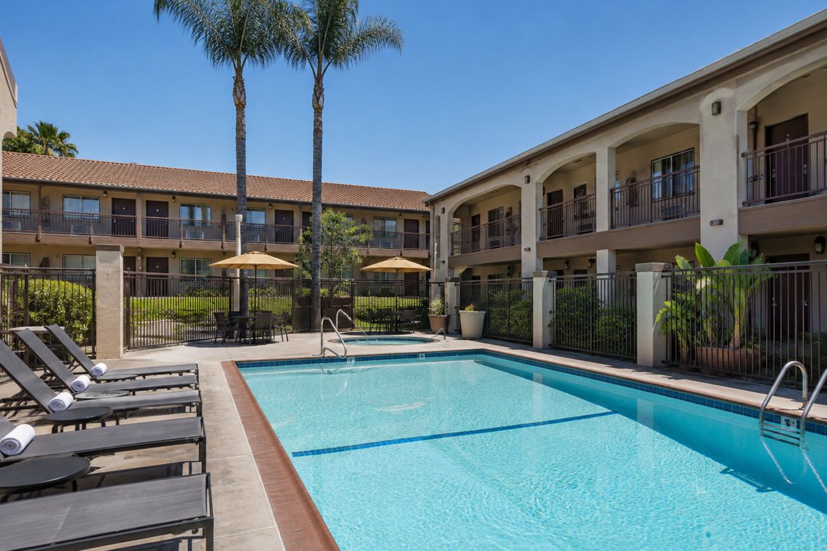 Hotel courtyard pool and spa